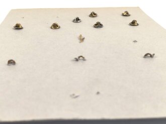 Ecuador, Sammlung Fallschirmjäger abzeichen und Uniformknöpfe, teils auf Karton geklebt