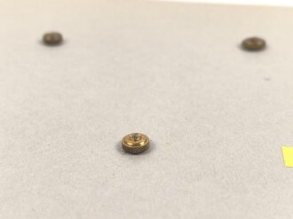 Kuba, Sammlung verschiedener Mützenabzeichen und Ärmelabzeichen, teils auf Karton getackert