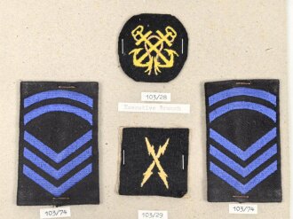 Irland, Sammlung Mützenabzeichen und Rangabzeichen Marine, auf Karton getackert