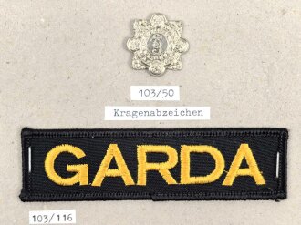 Irland, Sammlung Mützenabzeichen und Kragenabzeichen Polizei, teils auf Karton getackert