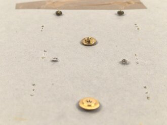 Bolivien, Sammlung Mützenabzeichen Luftwaffe und Feldbindenschloss für Heeresoffiziere