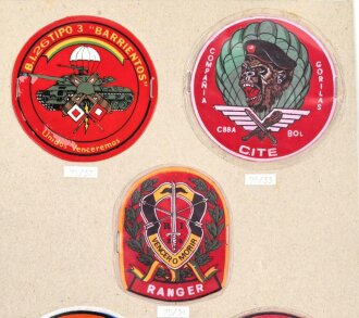 Bolivien, Sammlung Ärmelabzeichen, auf Karton getackert