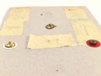 Tschechoslowakei, Sammlung verschiedener Abzeichen, teils auf Karton geklebt