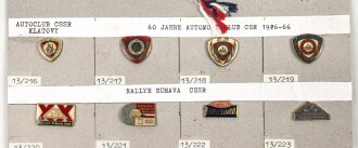 Tschechoslowakei, Sammlung verschiedener Abzeichen und Tischwimpel " Autoclub ", teils auf Karton geklebt