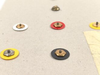 Tschechoslowakei, Sammlung verschiedener Bestenabzeichen der Grenzwache, teils auf Karton getackert