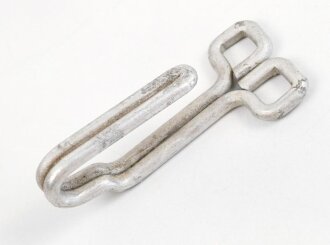 Koppelhaken für eine Feldbluse der Wehrmacht, Aluminium