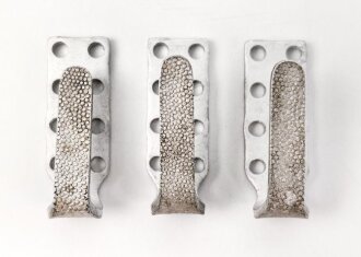Drei Haken für eine Dienstbluse für Parteiverbände. Aluminium, M5/ 76