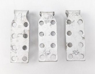Drei Haken für eine Dienstbluse für Parteiverbände. Aluminium, M5/ 76