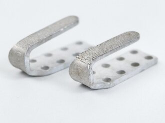 Zwei Haken für eine Dienstbluse für Parteiverbände. Aluminium, M5/ 76