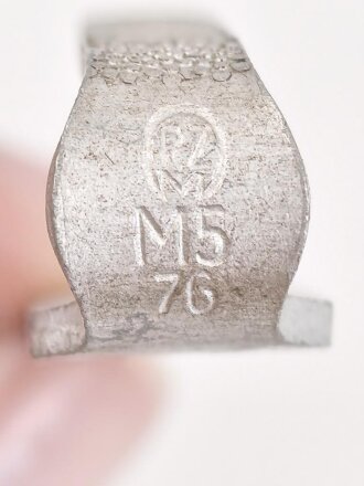 Zwei Haken für eine Dienstbluse für Parteiverbände. Aluminium, M5/ 76
