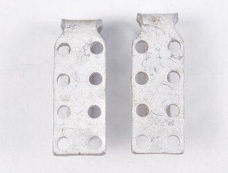 Zwei Haken für eine Dienstbluse für Parteiverbände. Aluminium, M5/ 76