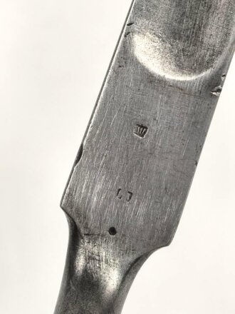 Frankreich, Tüllenbajonett 3 kantig, Typ  Modell AN 9 , wohl deutsches Beutestück, leicht gekürzt, Gesamtlänge 51,2 cm, Tüllenöffnung oben 22mm, Tüllenlänge 68 mm, Abnahme mit Kronenstempel auf KLingenansatz