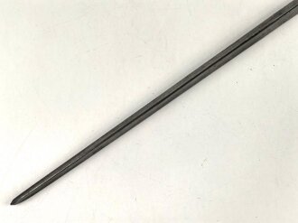 Frankreich, Tüllenbajonett 3 kantig, Typ  Modell AN 9 , wohl deutsches Beutestück, leicht gekürzt, Gesamtlänge 51,2 cm, Tüllenöffnung oben 22mm, Tüllenlänge 68 mm, Abnahme mit Kronenstempel auf KLingenansatz