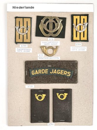 Niederlande, Sammlung Rang und Barettabzeichen "Garde Jagers", auf Karton getackert