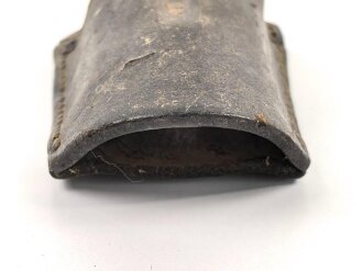 1. Weltkrieg, Koppelschuh für Seitengewehr 98/05 . Ungereinigtes Stück, datiert 1916