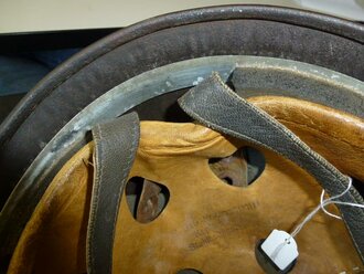 Fallschirmjägerhelm Luftwaffe, Originalstück das leider auseinandergebaut und "restauriert" wurde. Bis auf die beiden seitlichen Schraubnieten in allen Teilen Original, leicht zu verbessern