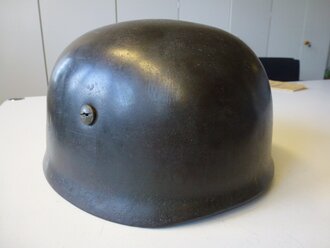 Fallschirmjägerhelm Luftwaffe, Originalstück das leider auseinandergebaut und "restauriert" wurde. Bis auf die beiden seitlichen Schraubnieten in allen Teilen Original, leicht zu verbessern