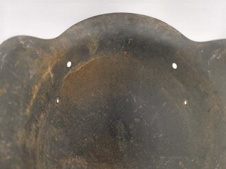 Stahlhelmglocke Modell 1942 . Ungereinigtes Stück mit Heereslackierung, 66er Glocke mit Domstempel
