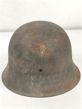 Stahlhelmglocke Modell 1942 . Ungereinigtes Stück mit Heereslackierung, 66er Glocke mit Domstempel