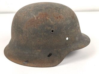 Stahlhelmglocke Modell 1942 . Ungereinigtes Stück mit Heereslackierung, 66er Glocke mit Domstempel