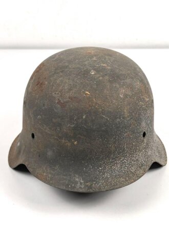 Stahlhelmglocke Modell 1942 . Ungereinigtes Stück mit Heereslackierung, 66er Glocke mit Domstempel