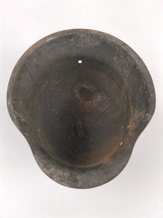 Stahlhelmglocke Modell 1942 . Ungereinigtes Stück mit Heereslackierung, 66er Glocke mit Domstempel