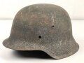 Stahlhelmglocke Modell 1942 . Ungereinigtes Stück mit Heereslackierung, 66er Glocke mit Domstempel