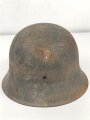 Stahlhelmglocke Modell 1942 . Ungereinigtes Stück mit Heereslackierung, 66er Glocke mit Domstempel