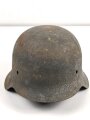 Stahlhelmglocke Modell 1942 . Ungereinigtes Stück mit Heereslackierung, 66er Glocke mit Domstempel