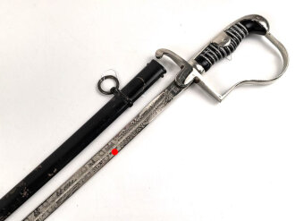 " Kavallerie Regiment 18"  Säbel von Eickhorn Solingen mit beidseitig geätzter Klinge. Sehr seltene Ausführung mit zwei Adlern. Die Klinge in sehr gutem Zustand, die Scheide original lackiert mit diversen Altersspuren, die Griffwicklung teilweise defekt.
