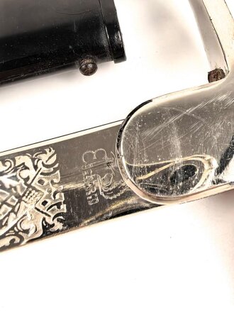 " Kavallerie Regiment 18"  Säbel von Eickhorn Solingen mit beidseitig geätzter Klinge. Sehr seltene Ausführung mit zwei Adlern. Die Klinge in sehr gutem Zustand, die Scheide original lackiert mit diversen Altersspuren, die Griffwicklung teilweise defekt.