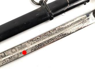 " Kavallerie Regiment 18"  Säbel von Eickhorn Solingen mit beidseitig geätzter Klinge. Sehr seltene Ausführung mit zwei Adlern. Die Klinge in sehr gutem Zustand, die Scheide original lackiert mit diversen Altersspuren, die Griffwicklung teilweise defekt.