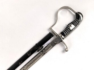 " Kavallerie Regiment 18"  Säbel von Eickhorn Solingen mit beidseitig geätzter Klinge. Sehr seltene Ausführung mit zwei Adlern. Die Klinge in sehr gutem Zustand, die Scheide original lackiert mit diversen Altersspuren, die Griffwicklung teilweise defekt.