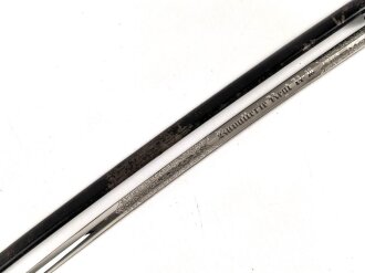 " Kavallerie Regiment 18"  Säbel von Eickhorn Solingen mit beidseitig geätzter Klinge. Sehr seltene Ausführung mit zwei Adlern. Die Klinge in sehr gutem Zustand, die Scheide original lackiert mit diversen Altersspuren, die Griffwicklung teilweise defekt.