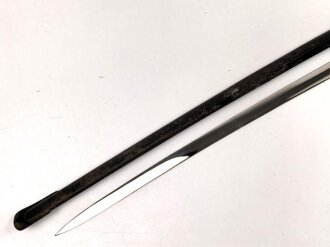 " Kavallerie Regiment 18"  Säbel von Eickhorn Solingen mit beidseitig geätzter Klinge. Sehr seltene Ausführung mit zwei Adlern. Die Klinge in sehr gutem Zustand, die Scheide original lackiert mit diversen Altersspuren, die Griffwicklung teilweise defekt.