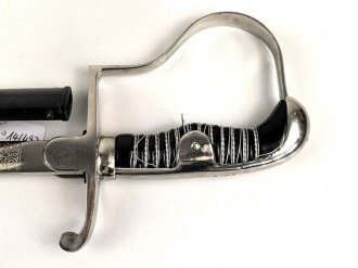 " Kavallerie Regiment 18"  Säbel von Eickhorn Solingen mit beidseitig geätzter Klinge. Sehr seltene Ausführung mit zwei Adlern. Die Klinge in sehr gutem Zustand, die Scheide original lackiert mit diversen Altersspuren, die Griffwicklung teilweise defekt.