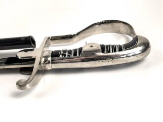 " Kavallerie Regiment 18"  Säbel von Eickhorn Solingen mit beidseitig geätzter Klinge. Sehr seltene Ausführung mit zwei Adlern. Die Klinge in sehr gutem Zustand, die Scheide original lackiert mit diversen Altersspuren, die Griffwicklung teilweise defekt.