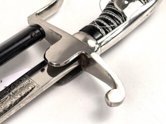 " Kavallerie Regiment 18"  Säbel von Eickhorn Solingen mit beidseitig geätzter Klinge. Sehr seltene Ausführung mit zwei Adlern. Die Klinge in sehr gutem Zustand, die Scheide original lackiert mit diversen Altersspuren, die Griffwicklung teilweise defekt.