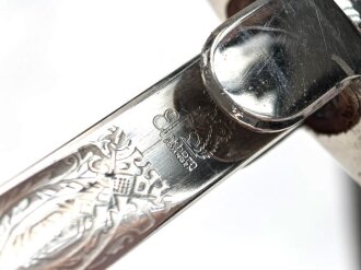 " Kavallerie Regiment 18"  Säbel von Eickhorn Solingen mit beidseitig geätzter Klinge. Sehr seltene Ausführung mit zwei Adlern. Die Klinge in sehr gutem Zustand, die Scheide original lackiert mit diversen Altersspuren, die Griffwicklung teilweise defekt.