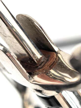 " Kavallerie Regiment 18"  Säbel von Eickhorn Solingen mit beidseitig geätzter Klinge. Sehr seltene Ausführung mit zwei Adlern. Die Klinge in sehr gutem Zustand, die Scheide original lackiert mit diversen Altersspuren, die Griffwicklung teilweise defekt.