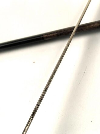 " Kavallerie Regiment 18"  Säbel von Eickhorn Solingen mit beidseitig geätzter Klinge. Sehr seltene Ausführung mit zwei Adlern. Die Klinge in sehr gutem Zustand, die Scheide original lackiert mit diversen Altersspuren, die Griffwicklung teilweise defekt.