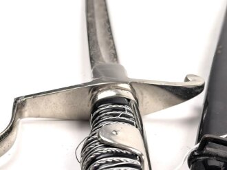 " Kavallerie Regiment 18"  Säbel von Eickhorn Solingen mit beidseitig geätzter Klinge. Sehr seltene Ausführung mit zwei Adlern. Die Klinge in sehr gutem Zustand, die Scheide original lackiert mit diversen Altersspuren, die Griffwicklung teilweise defekt.