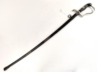 " Kavallerie Regiment 18"  Säbel von Eickhorn Solingen mit beidseitig geätzter Klinge. Sehr seltene Ausführung mit zwei Adlern. Die Klinge in sehr gutem Zustand, die Scheide original lackiert mit diversen Altersspuren, die Griffwicklung teilweise defekt.