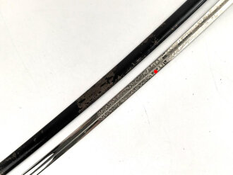 " Kavallerie Regiment 18"  Säbel von Eickhorn Solingen mit beidseitig geätzter Klinge. Sehr seltene Ausführung mit zwei Adlern. Die Klinge in sehr gutem Zustand, die Scheide original lackiert mit diversen Altersspuren, die Griffwicklung teilweise defekt.