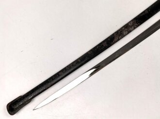 " Kavallerie Regiment 18"  Säbel von Eickhorn Solingen mit beidseitig geätzter Klinge. Sehr seltene Ausführung mit zwei Adlern. Die Klinge in sehr gutem Zustand, die Scheide original lackiert mit diversen Altersspuren, die Griffwicklung teilweise defekt.