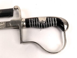 " Kavallerie Regiment 18"  Säbel von Eickhorn Solingen mit beidseitig geätzter Klinge. Sehr seltene Ausführung mit zwei Adlern. Die Klinge in sehr gutem Zustand, die Scheide original lackiert mit diversen Altersspuren, die Griffwicklung teilweise defekt.