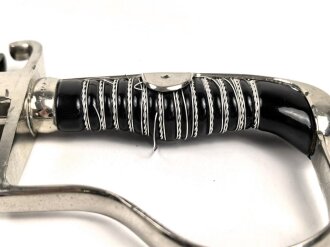 " Kavallerie Regiment 18"  Säbel von Eickhorn Solingen mit beidseitig geätzter Klinge. Sehr seltene Ausführung mit zwei Adlern. Die Klinge in sehr gutem Zustand, die Scheide original lackiert mit diversen Altersspuren, die Griffwicklung teilweise defekt.