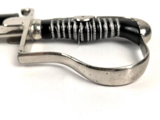 " Kavallerie Regiment 18"  Säbel von Eickhorn Solingen mit beidseitig geätzter Klinge. Sehr seltene Ausführung mit zwei Adlern. Die Klinge in sehr gutem Zustand, die Scheide original lackiert mit diversen Altersspuren, die Griffwicklung teilweise defekt.