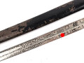 " Kavallerie Regiment 18"  Säbel von Eickhorn Solingen mit beidseitig geätzter Klinge. Sehr seltene Ausführung mit zwei Adlern. Die Klinge in sehr gutem Zustand, die Scheide original lackiert mit diversen Altersspuren, die Griffwicklung teilweise defekt.