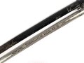 " Kavallerie Regiment 18"  Säbel von Eickhorn Solingen mit beidseitig geätzter Klinge. Sehr seltene Ausführung mit zwei Adlern. Die Klinge in sehr gutem Zustand, die Scheide original lackiert mit diversen Altersspuren, die Griffwicklung teilweise defekt.